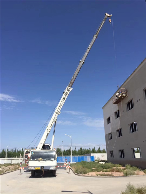 绥中县“轻装强干”—— 吊车的 “轻量化臂架” 技术